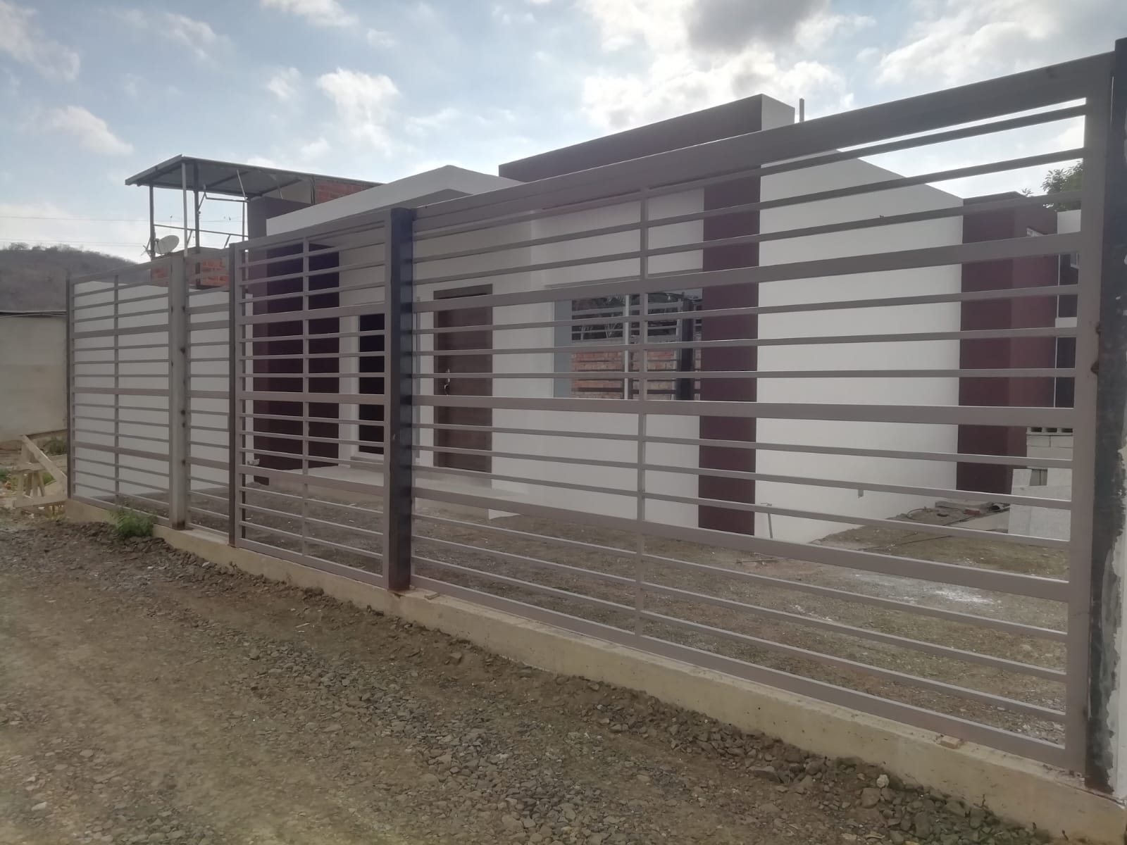 Venta de casa  con loza con prestamo hipotecario 3 habitaciones