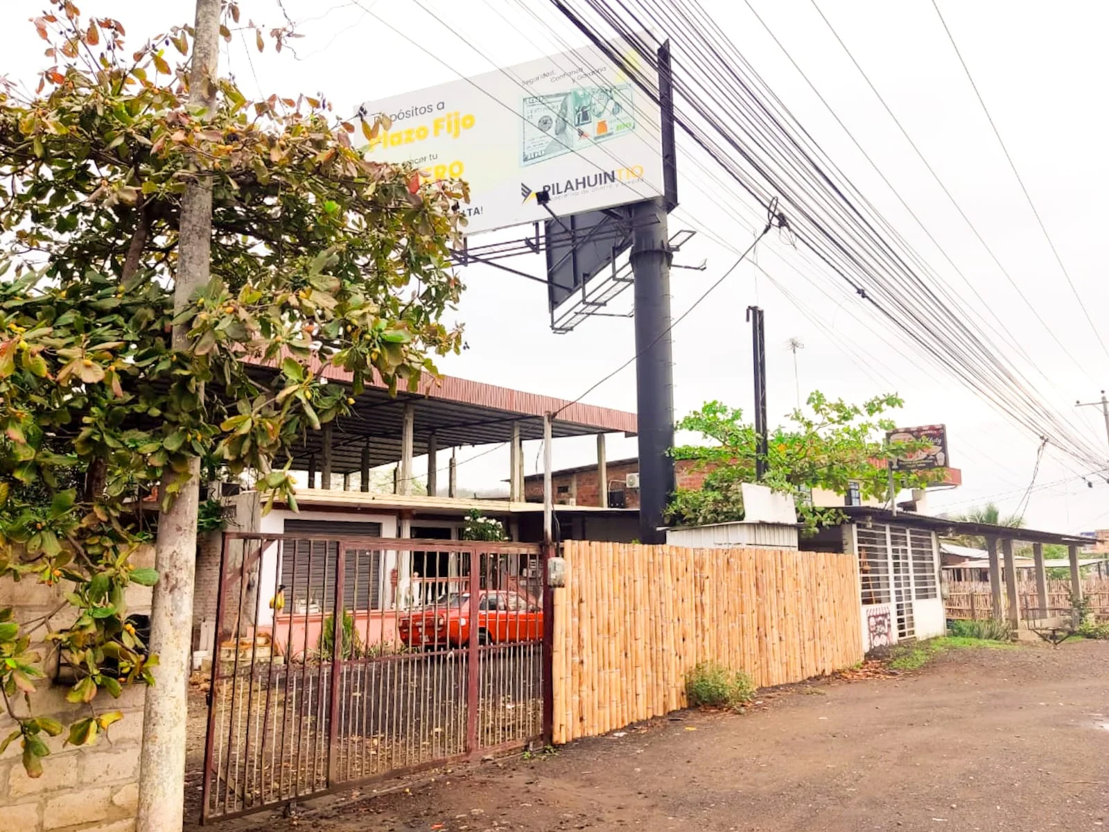 Terreno en venta de 2000 mts2 con casa 3 habitaciones y local Portoviejo, Manabi