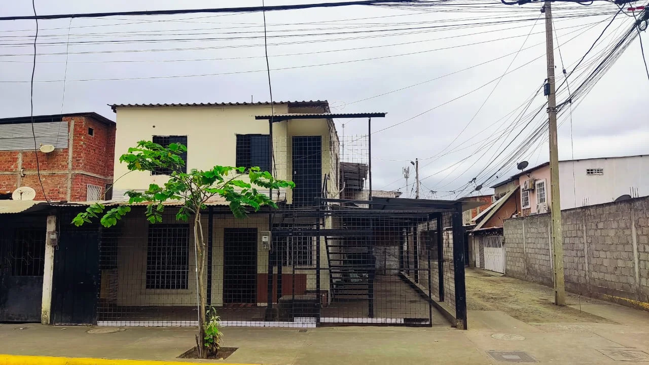 Casa comercial dos plantas en Portoviejo financiamiento Biess