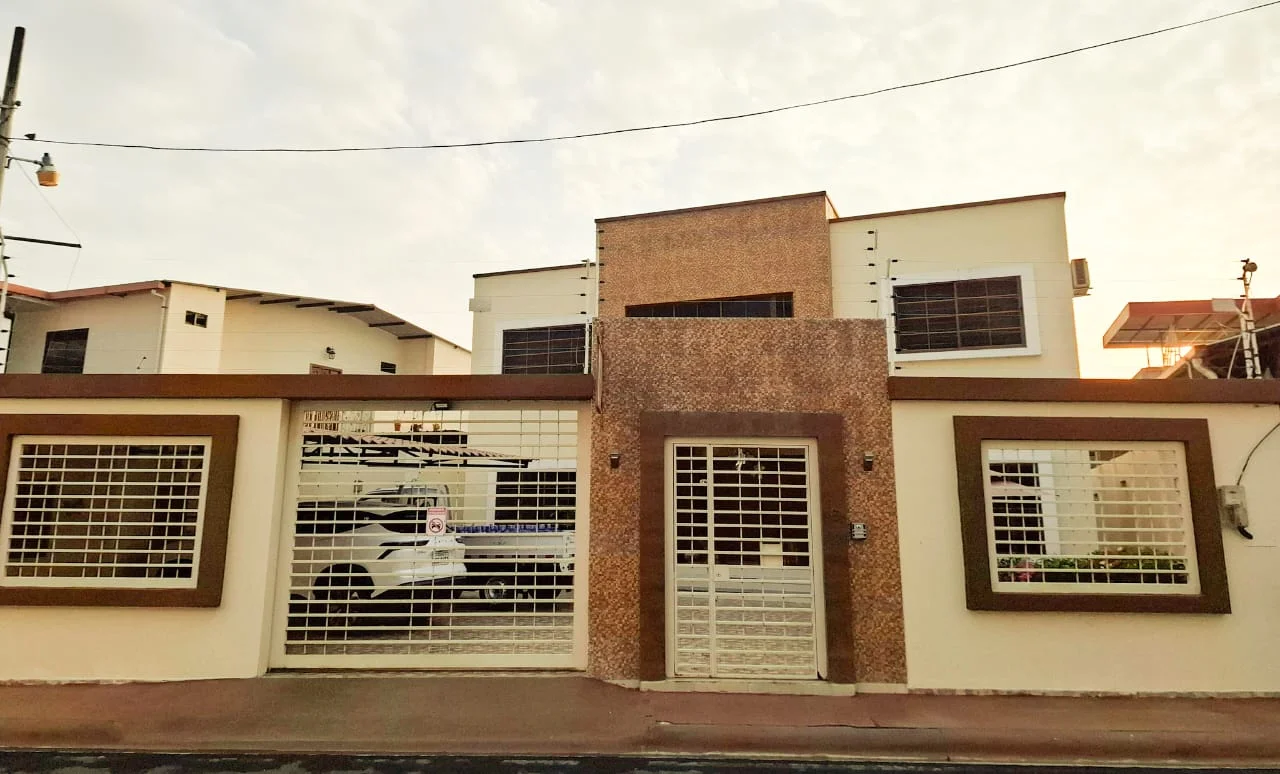 Casa en venta con 6 Habitaciones y piscina en Portoviejo, Manabí
