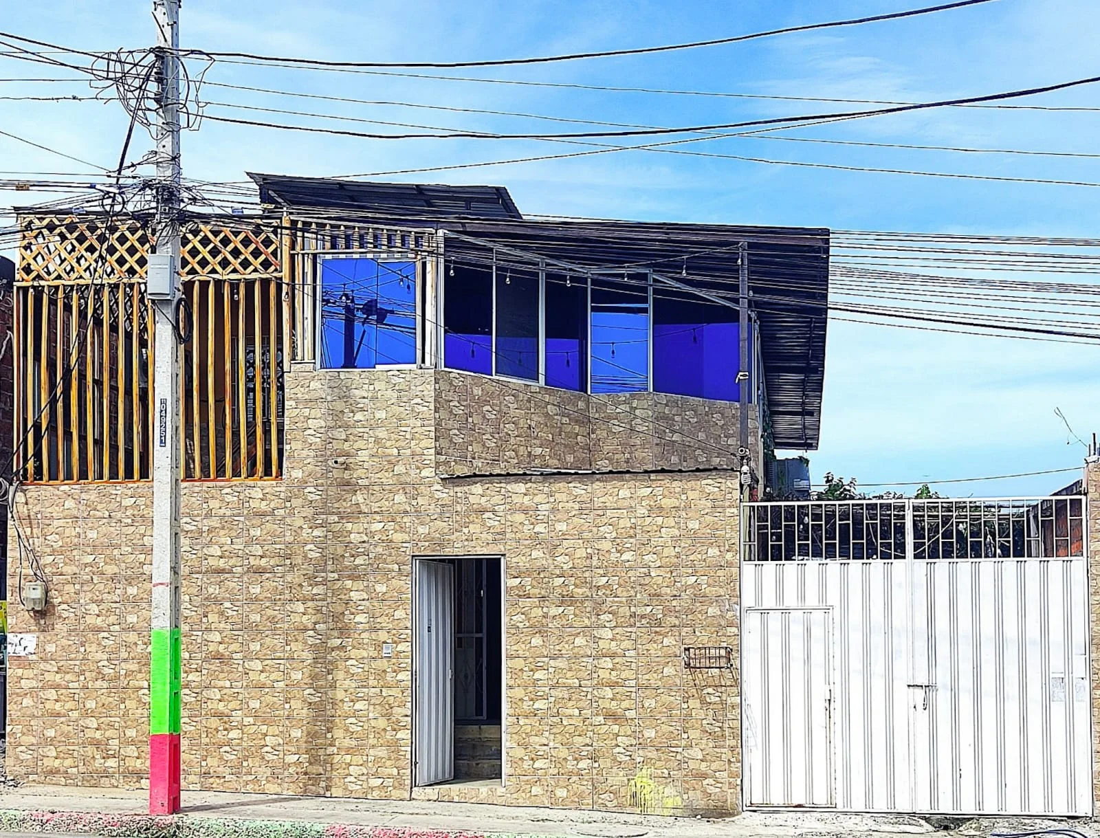 Venta de Hostería con 9 Habitaciones en Crucita, Manabí